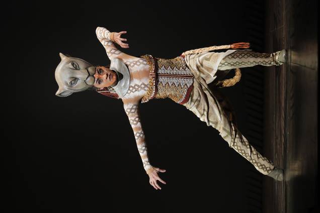 Syndee Winters como Nala, a jovem leoa por quem Simba se apaixona. Syndee Winters como Nala, a jovem leoa por quem Simba se apaixona.