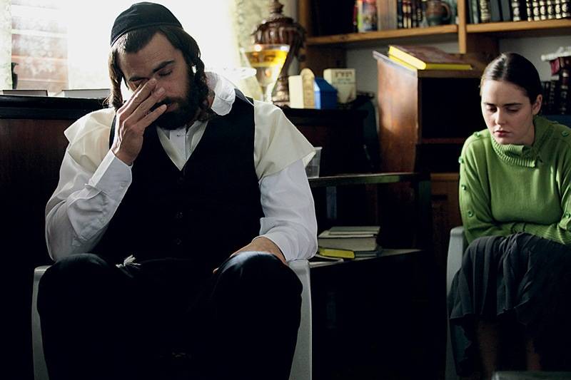 Preenchendo o Vazio: os pais de Shira, família de judeus ortodoxos, querem que a moça se case com o marido da irmã falecida Preenchendo o Vazio: os pais de Shira, família de judeus ortodoxos, querem que a moça se case com o marido da irmã falecida