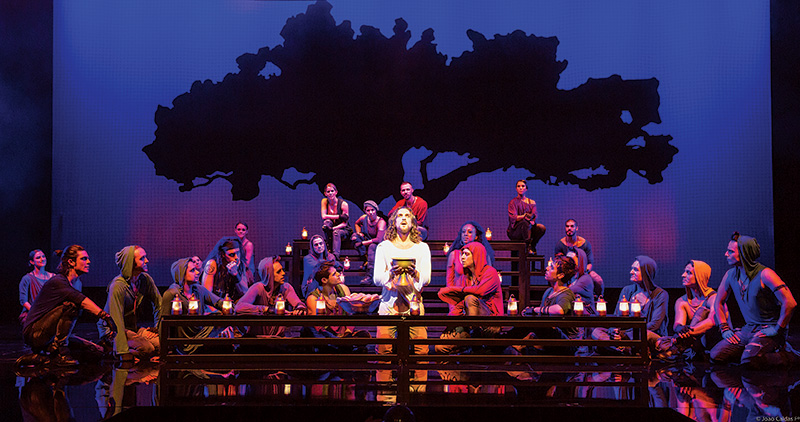 Igor Rickli (de branco): um Jesus Cristo cheio de crises e contradições Igor Rickli (de branco): um Jesus Cristo cheio de crises e contradições