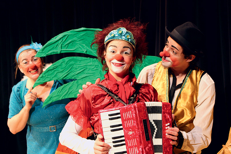 Verônica Gerchman, Luana de Lucca e Yuri de Franco: números circenses, bonecos e teatro de sombras