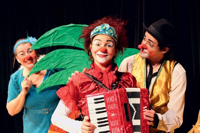 Verônica Gerchman, Luana de Lucca e Yuri de Franco: números circenses, bonecos e teatro de sombras Verônica Gerchman, Luana de Lucca e Yuri de Franco: números circenses, bonecos e teatro de sombras