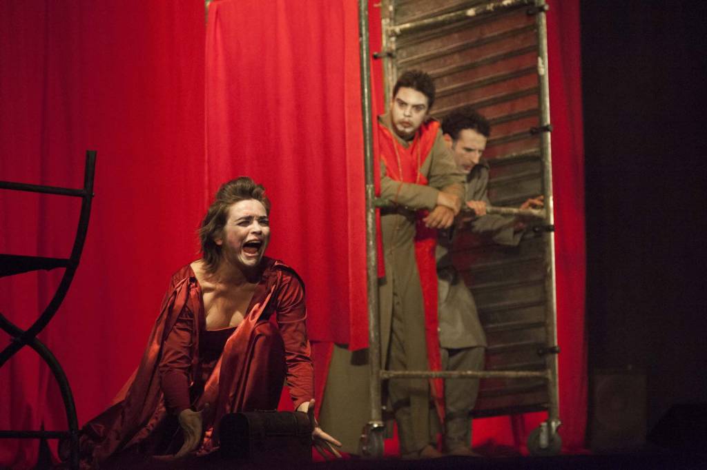 Os potiguares da cia. Clowns de Shakespeare apresentam Hamlet — Um Relato Dramático Medieval Os potiguares da cia. Clowns de Shakespeare apresentam Hamlet — Um Relato Dramático Medieval