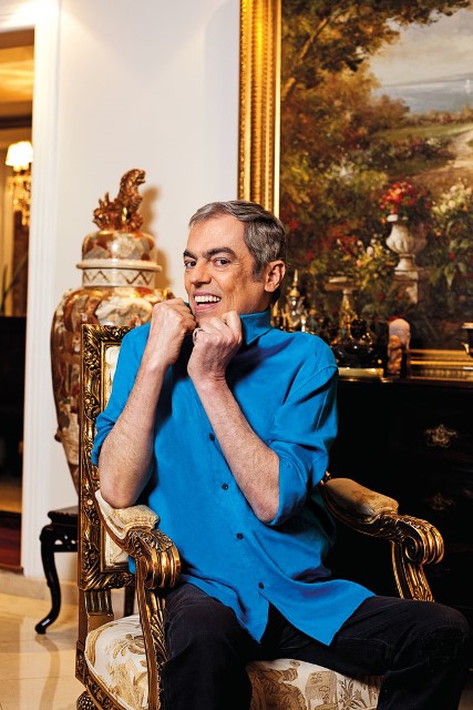 Em recuperação, Marco Antônio de Biaggi trabalha em casa