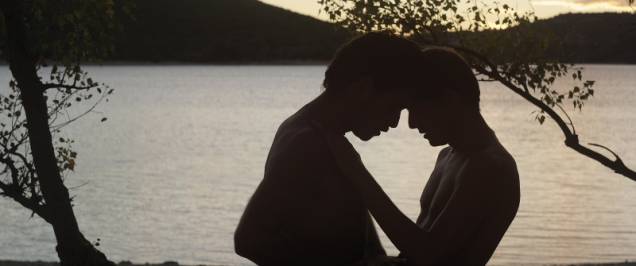 Um Estranho no Lago: o lago é usado como praia nudista por vários homens homossexuais Um Estranho no Lago: o lago é usado como praia nudista por vários homens homossexuais