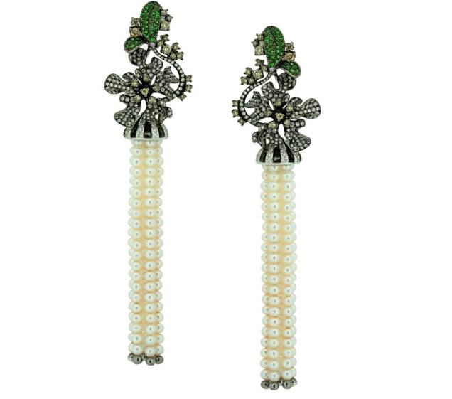 Brincos de pérolas com brilhantes brancos, de R$ 54.900,00 por R$ 27.450,00 Brincos de pérolas com brilhantes brancos, de R$ 54.900,00 por R$ 27.450,00