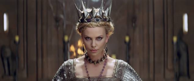Charlize Theron interpreta a rainha má, em Branca de Neve e o Caçador Charlize Theron interpreta a rainha má, em Branca de Neve e o Caçador