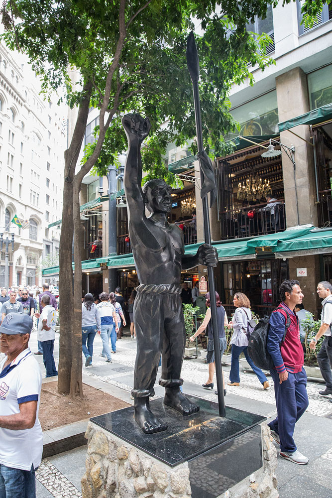 Centro ganha escultura em homenagem a Zumbi dos Palmares