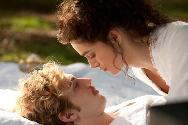 Anna Karenina: romance entre uma mulher casada e um jovem cavaleiro durante o império russo Anna Karenina: romance entre uma mulher casada e um jovem cavaleiro durante o império russo