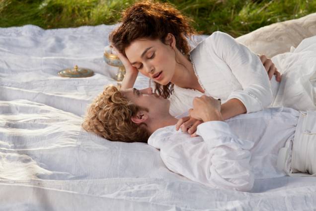 Romance proibido: presa em um casamento sem amor, Anna (Keira Knightley) mantém um relacionamento com o conde Vronsky (Aaron Taylor-Johnson) Romance proibido: presa em um casamento sem amor, Anna (Keira Knightley) mantém um relacionamento com o conde Vronsky (Aaron Taylor-Johnson)