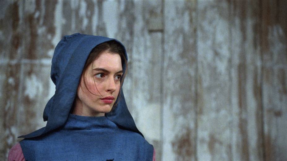 Os Miseráveis com Anne Hathaway: história toca nos temas da fome, ódio e desespero