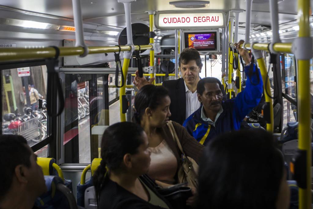 PREFEITO HADDAD VAI TRABALHAR DE ONIBUS