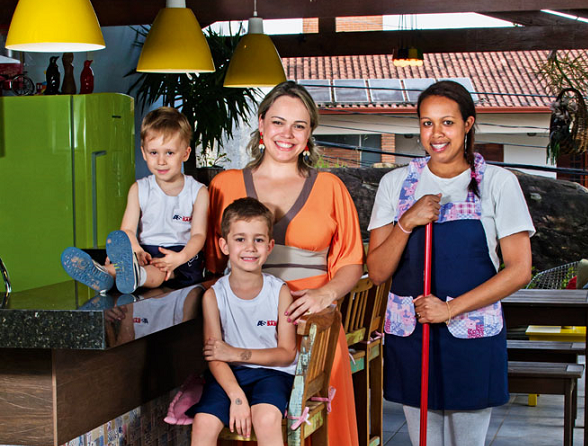 Famílias investem em diaristas e mudam rotina