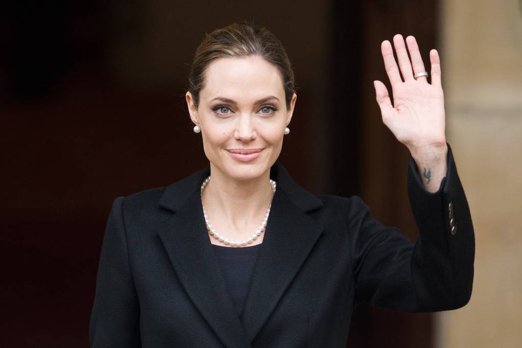 8 de 10 Em abril de 2013, Angelina escreve um artigo no jornal "The New York Times" sobre sua decisão de se submeter a uma mastectomia preventiva, após um exame que sinalizou que ela tinha 87% de chances de desenvolver um câncer nos seios e 50% no ovário. "Eu sempre falava (aos filhos) da 'mãe da mamãe' e me pegava tentando explicar a eles a doença que a levou de nós. Eles então me questionavam se o mesmo poderia acontecer comigo e lhes dizia para não se preocuparem, mas a verdade é que eu me preocupava com isso", ela declarou (Foto: divulgação)