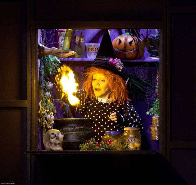 "A Bruxinha Atrapalhada": peça infantil é inspirada no livro de Eva Furnari "A Bruxinha Atrapalhada": peça infantil é inspirada no livro de Eva Furnari