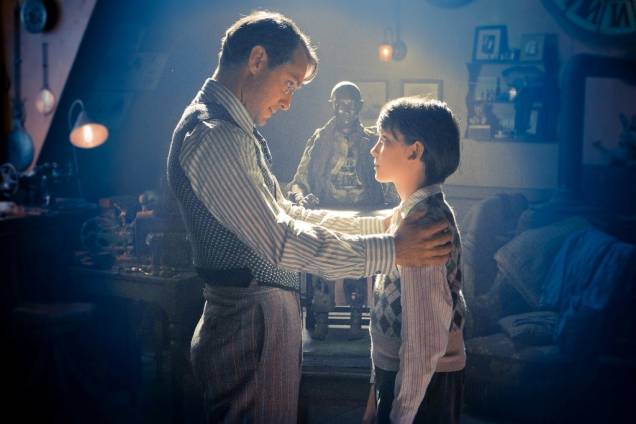Jude Law e Asa Butterfield: atores vivem pai e filho em A Invenção de Hugo Cabret Jude Law e Asa Butterfield: atores vivem pai e filho em A Invenção de Hugo Cabret