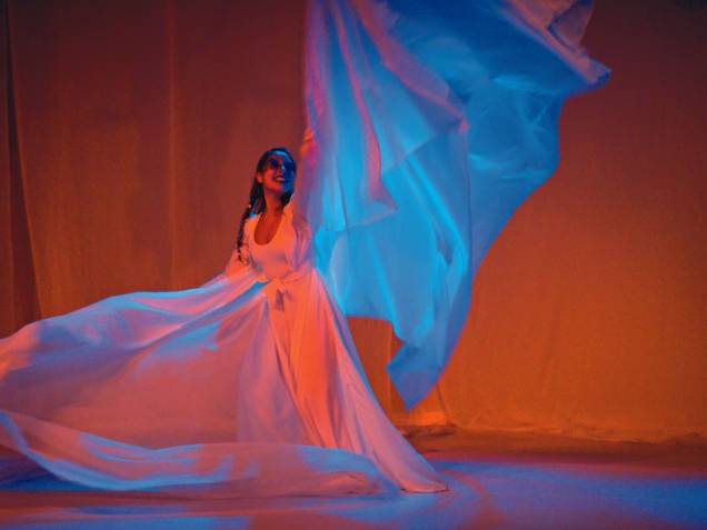 A atriz Vivi Gonçalves no papel de Maria: coreografias bem executadas A atriz Vivi Gonçalves no papel de Maria: coreografias bem executadas