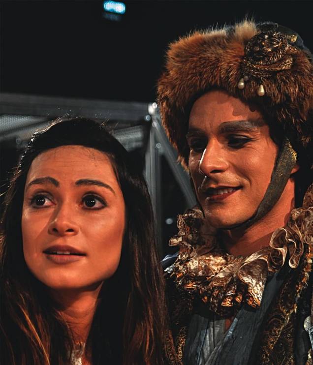 Thaila Ayala e Sérgio Abreu estão entre os dezoito atores que participam da comédia A Tempestade Thaila Ayala e Sérgio Abreu estão entre os dezoito atores que participam da comédia A Tempestade