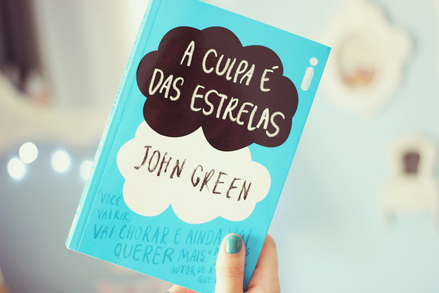 Livro “A Culpa É das Estrelas” é banido de escola pública; entenda o caso