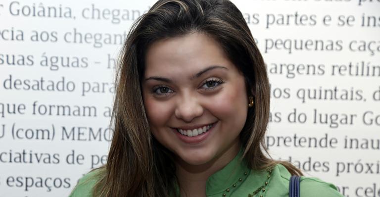 Depois de engordar para novela ‘Em Família’, atriz emagrece 14 quilos; veja antes e depois