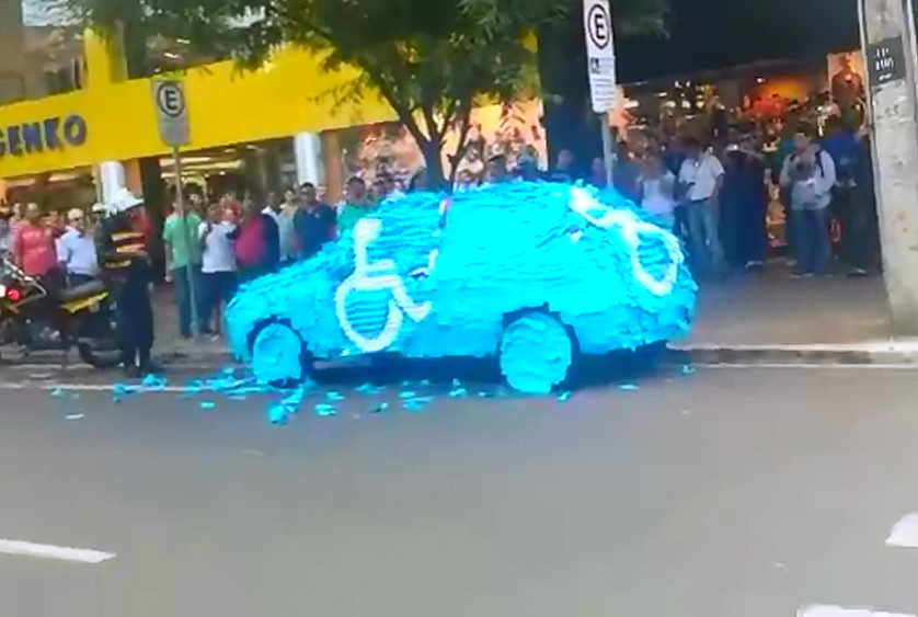 Motorista estaciona em vaga para deficientes e tem o carro coberto por post-its