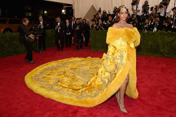 Vestido de Rihanna no baile de gala do MET vira piada na internet
