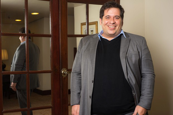 Após perder 46 quilos, Leandro Hassum posa só de shortinho e mostra que está feliz da vida