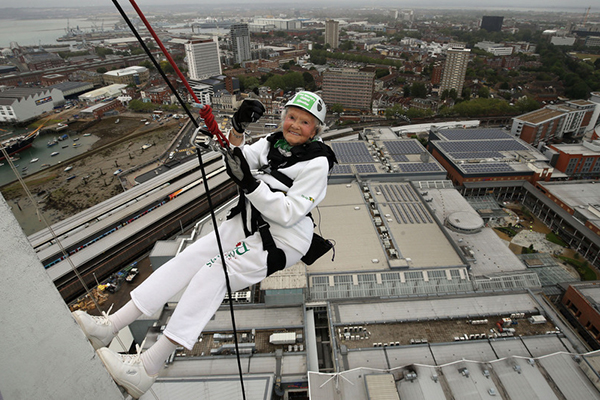 Vovó de 101 anos faz rapel em torre de 100 metros para caridade