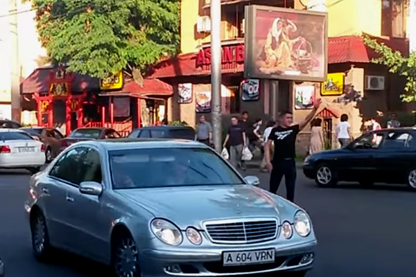 Este rapaz fez algo surpreendente ao ver um semáforo quebrado