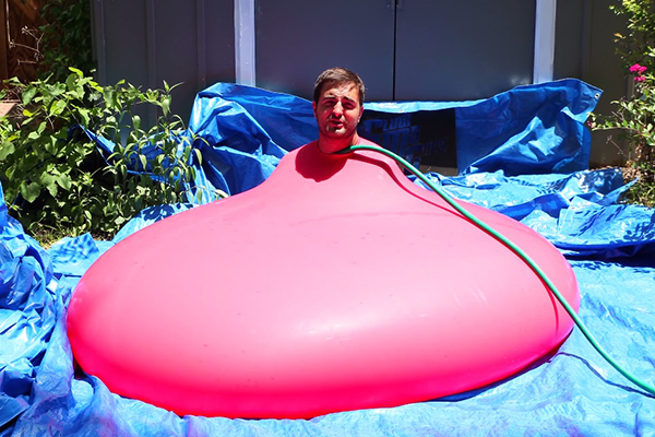 O que acontece quando um homem é enfiado numa bexiga gigante?