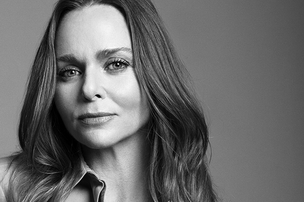 Stella McCartney aparece irreconhecível em fotos e internautas questionam uso de botox