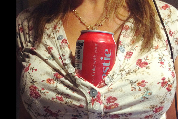 Campanha com mulheres segurando latas de refrigerante com seus seios provoca polêmica