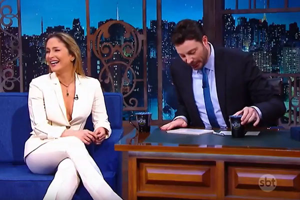 Rosto “congelado” de Claudia Leitte durante programa de Danilo Gentili chama atenção