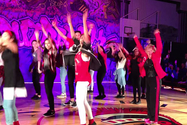 Esta professora de 60 anos dança muito melhor que você