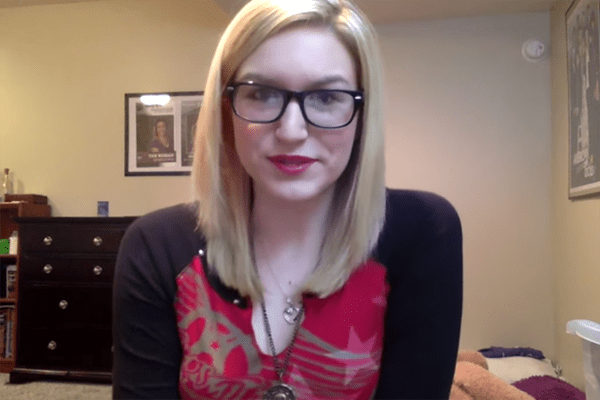 Fiorella Mattheis posta foto sem maquiagem na web, é criticada e responde seguidora