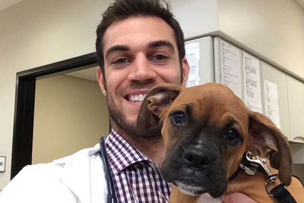O “veterinário mais bonito do mundo” conquistou a internet com beleza e animais fofinhos