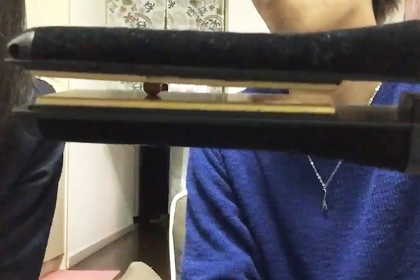 Este rapaz resolveu estourar pipoca usando uma chapinha e compartilhou vídeo da experiência