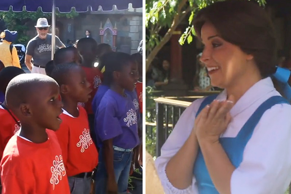 Na Disneyland, coral de crianças faz serenata para Bela, de “A Bela e A Fera”, e emociona princesa