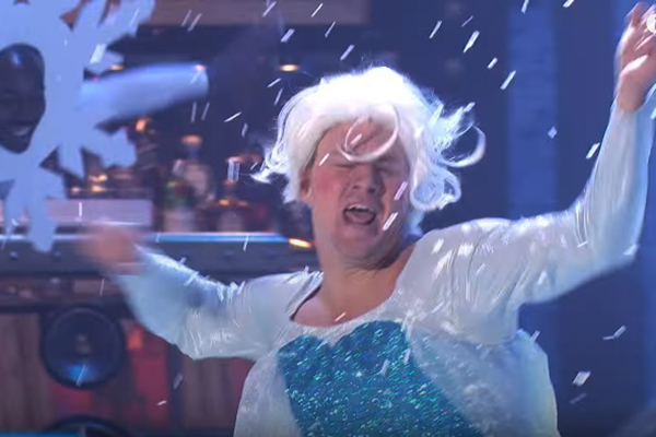 Channing Tatum se fantasia de Elsa, de “Frozen”, e interpreta “Let It Go” em programa