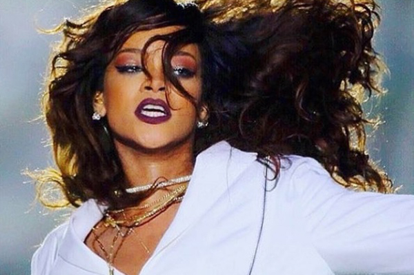 Rihanna surpreende fãs que esperavam por seu show na chuva com “lembrancinha” carinhosa