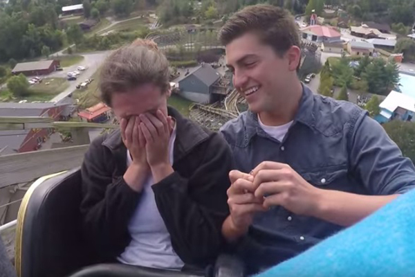 Rapaz escolhe local inusitado para pedir a namorada em casamento e vídeo faz sucesso na web