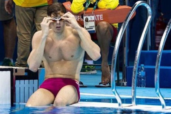 Fora da piscina, uma “coadjuvante” roubou a cena durante prova de natação na Olimpíada