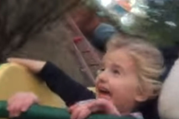 Mãe registra reação da filha ao andar pela primeira vez numa montanha-russa
