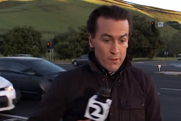 Vídeo registra momento em que repórter escapa de terrível acidente de trânsito com ajuda de cinegrafista