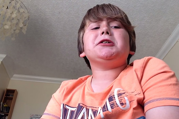 Garoto de 9 anos experimenta pimenta mais forte do mundo… e se arrepende para todo o sempre