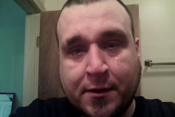 Rapaz grava seu próprio ataque de pânico para conscientizar a internet