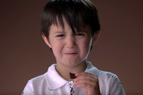 Estas criancinhas provaram chocolate amargo pela primeira vez e não gostaram nada da experiência