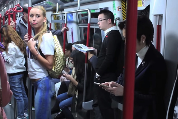 Modelo anda sem calça pelas ruas, mas ninguém repara que ela está seminua