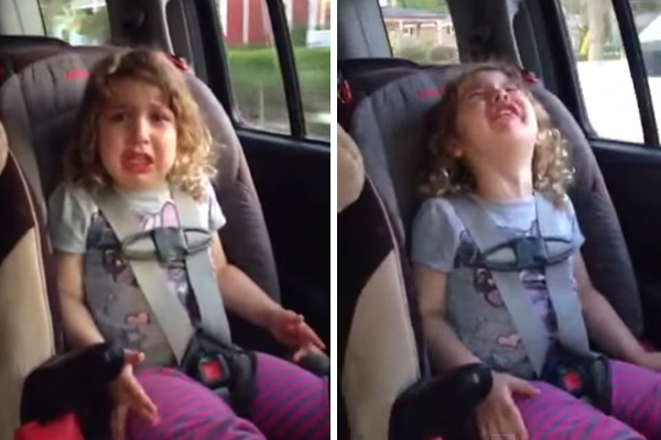 Esta garotinha não está nada feliz com a notícia de que ganhará um irmãozinho