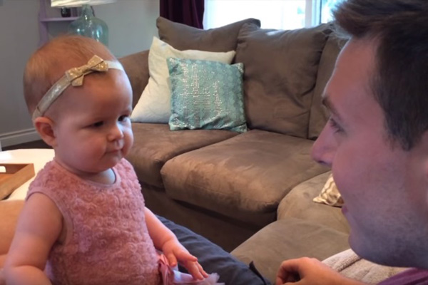 Em vídeo que fez sucesso na internet, bebê tem reação inesperada ao ver o paizão sem barba pela primeira vez