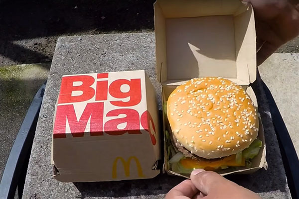 Rapaz joga cobre derretido em hambúrguer do McDonald’s e resultado é surpreendente